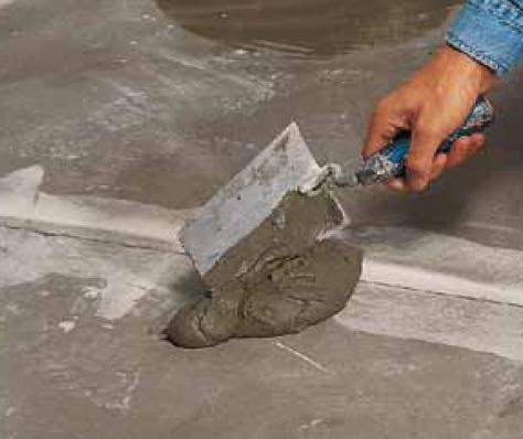 Appliquer une couche régulière de colle sur le sol avec la truelle ou la palette. N’étaler que la quantité de colle nécessaire pour le temps de mise en oeuvre