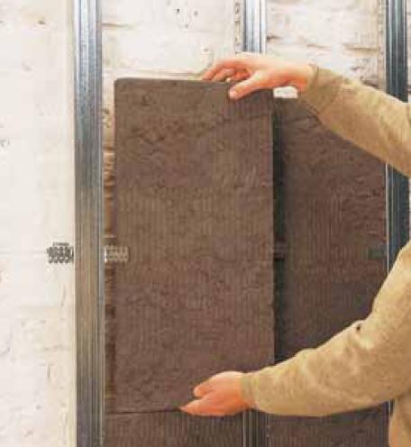 Introduire les panneaux isolants en laine de verre Knauf TP 416 entre les montants pour augmenter l’isolation acoustique et thermique de la cloison