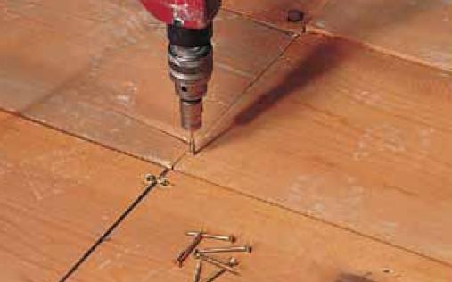 En cas de supports en bois, commencer par visser les planches qui ne tiennent pas, afin d’obtenir un support aussi uniforme et stable que possible
