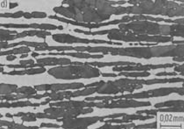 Micrographie d’une structure austéno-ferritique : on observe deux phases l’une ferritique (foncé) l’autre austénitique (clair)