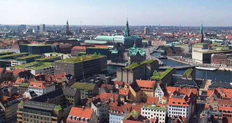 La ville de Copenhague a rendu obligatoires les toitures végétalisées sur les nouvelles constructions. Elle rejoint ainsi Toronto dans le rang des villes vertes vues du ciel.