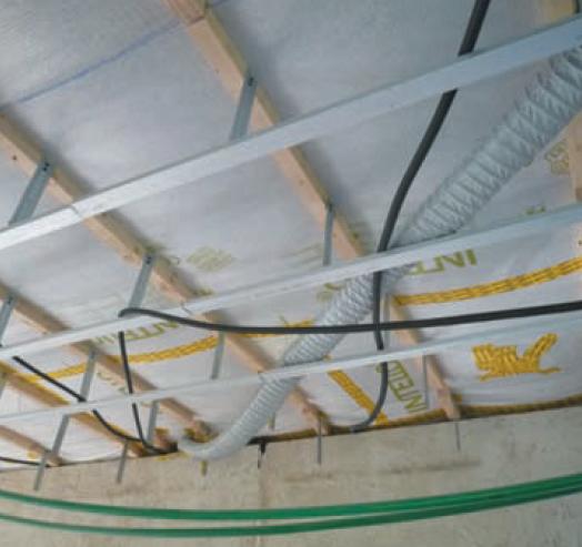 L’utilisation d’un plénum en plafond permet de protéger la membrane d’étanchéité à l’air et facilite le passage des gaines : électricité et ventilation