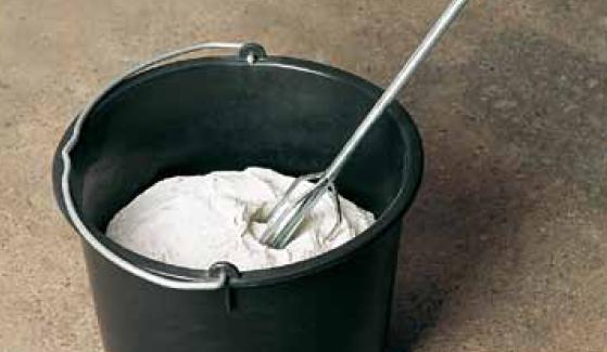 Verser la quantité d’eau requise dans une cuvelle propre, y ajouter la poudre et mélanger à l’aide d’un mixer mécanique, jusqu’à obtention d’une masse homogène sans grumeaux