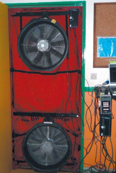Le matériel de test s’installe sur une ouverture du bâtiment et comporte en général plusieurs ventilateurs, un manomètre (mesure de pression) et un logiciel informatique de pilotage de la mesure