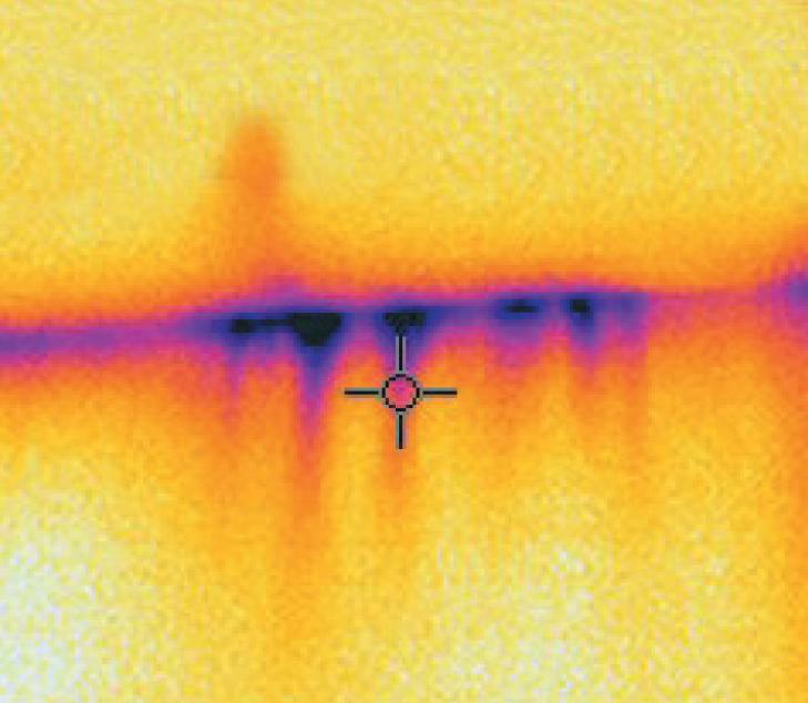 L’utilisation d’une caméra thermographique (quand les conditions climatiques le permettent) lors d’un test d’infiltrométrie permet de visualiser les passages d’air : des formes de « flamme » plus froides se forment sur les parois