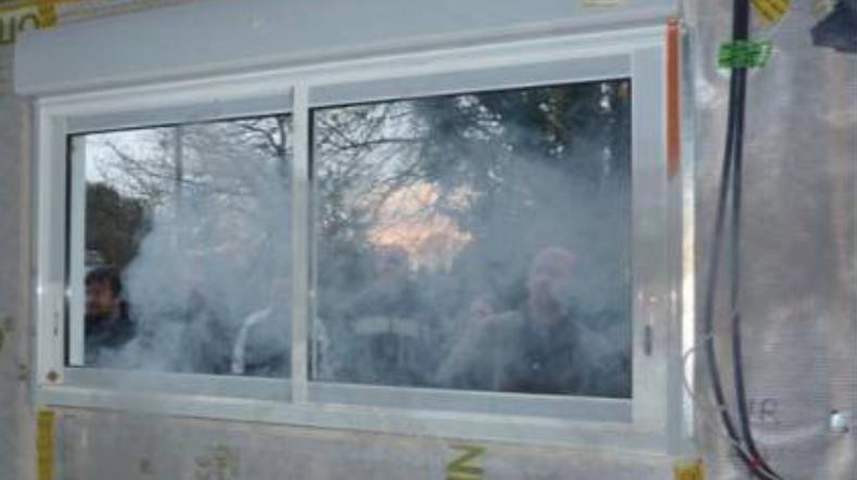 L’emploi d’un fumigène lorsque le bâtiment est en surpression permet de visualiser depuis l’extérieur du bâtiment la fumée s’échappant par les fuites d’air parasites