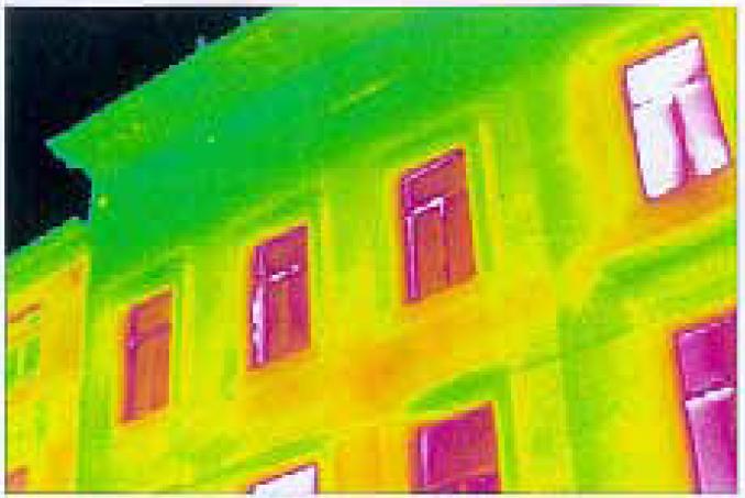 La thermographie peut révéler des ponts thermiques au droit des dalles de sol et des linteaux en béton